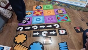 Kódoló ugróiskola - Okos Gyerekek | Bee-Bot, Code&Go, Botley, Scottie Go!